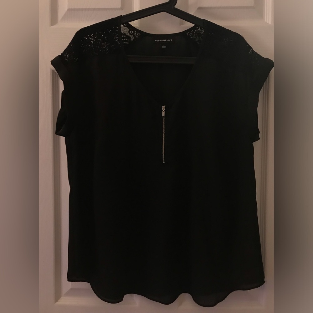 Fortune+Ivy Black Short Sleeve Top with Lace & Front Zip Large